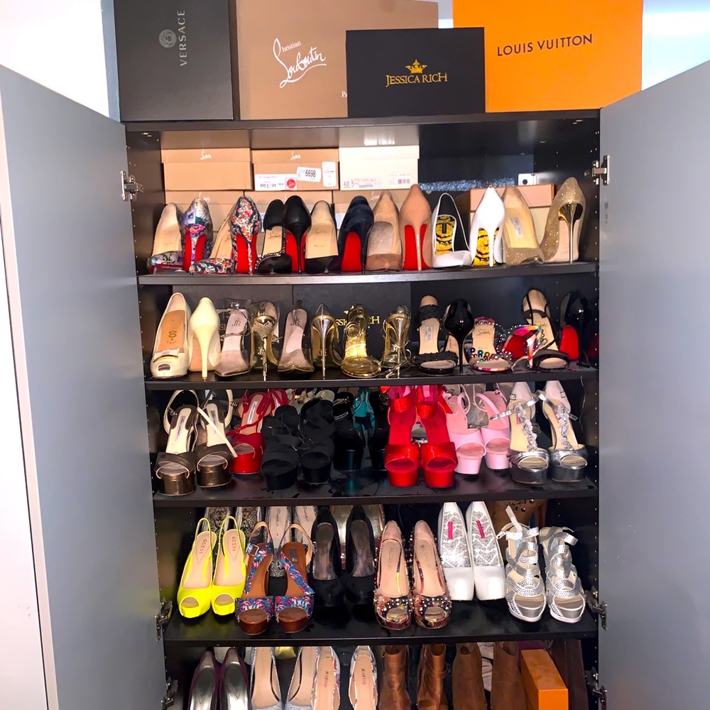 Welcome to my closet… doing some early spring cleaning, stay tuned :)